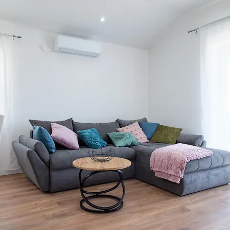 Tarja Apartment Kaštel Novi