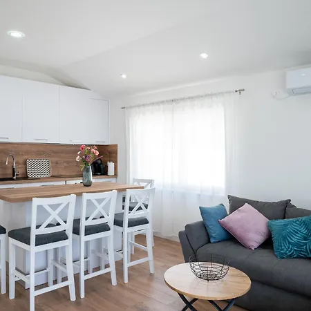 Tarja شقة Kaštel Novi